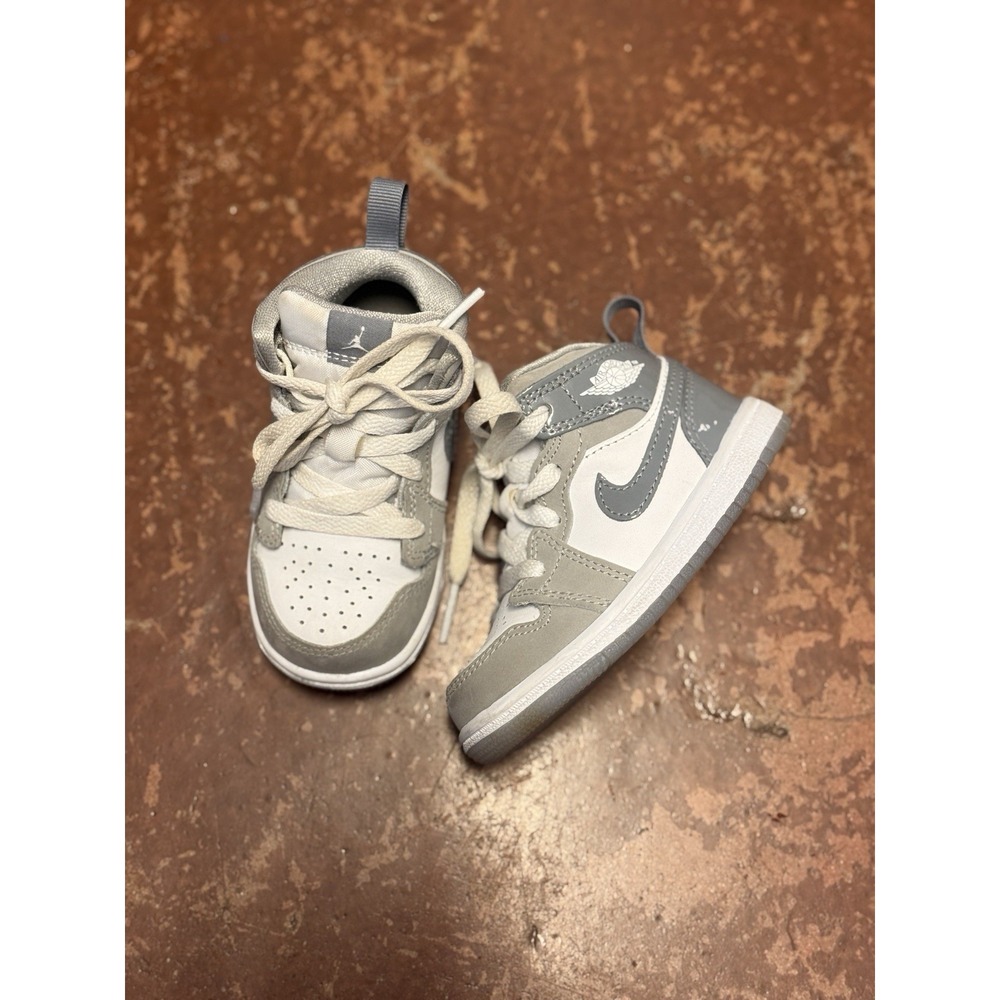 Air Jordan Mid 1 Youth Size 6 Light Smoke Grey and White Sneakers 640734-078